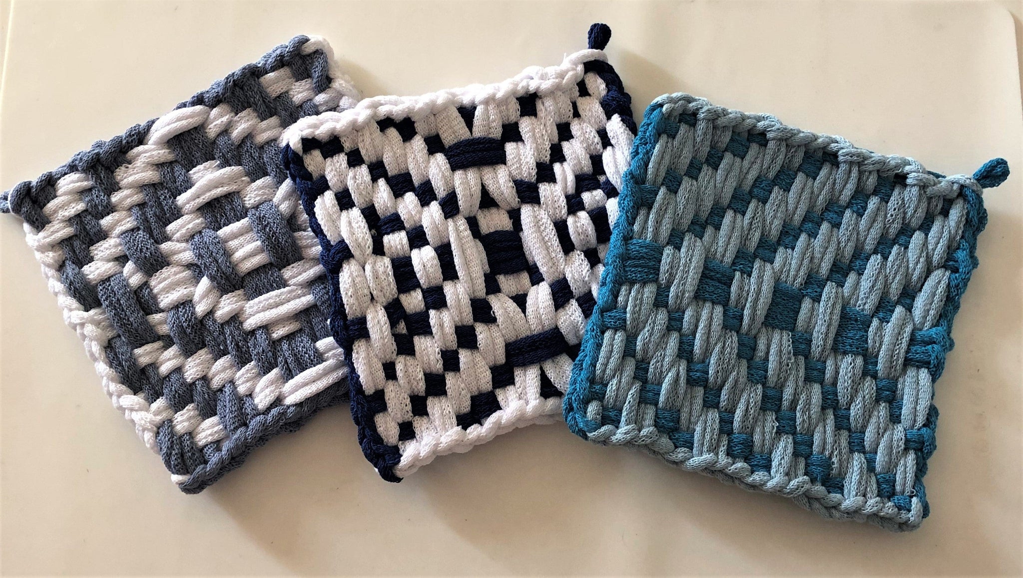 7 LOOPS, MAKES TWO POTHOLDERS - GREEN